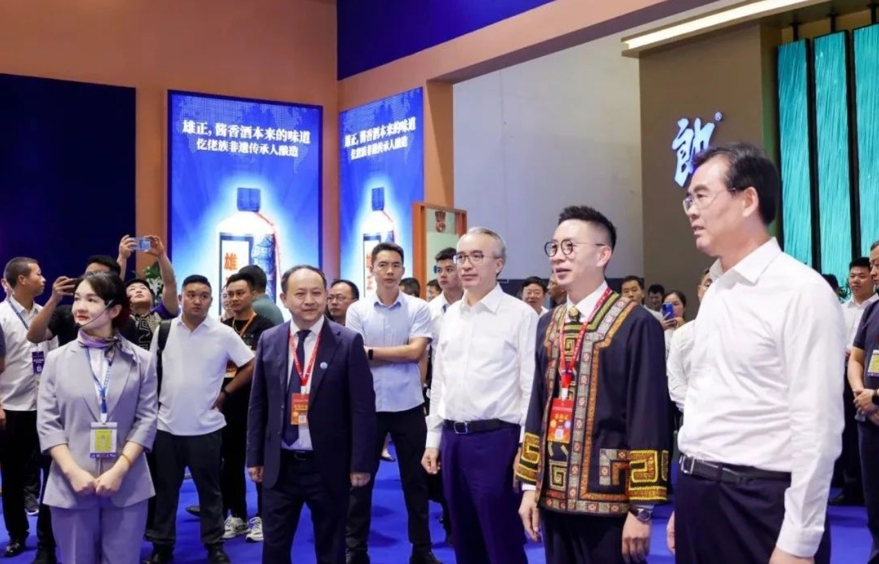 2024第十三届酒博会开幕,各界领导莅临雄正集团展位考察指导