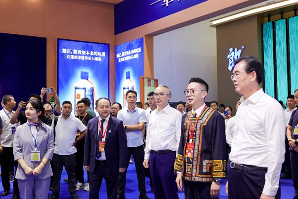 【中宏网】第十三届酒博会,各界领导莅临雄正集团展位考察指导