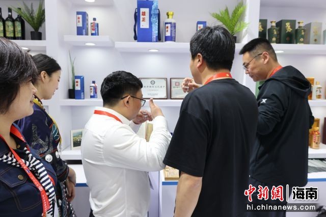 【中新网】消博会非遗元素绽放 传统技艺焕发新活力