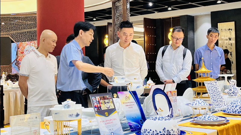 雄正酒业集团创始人张再彬先生前往深圳伟业陶瓷集团进行业务沟通与品牌交流