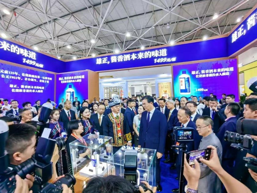 【中国经济新闻网】聚焦酒博会 贵州省委副书记、省长李炳军带队考察雄正酒业集团展馆