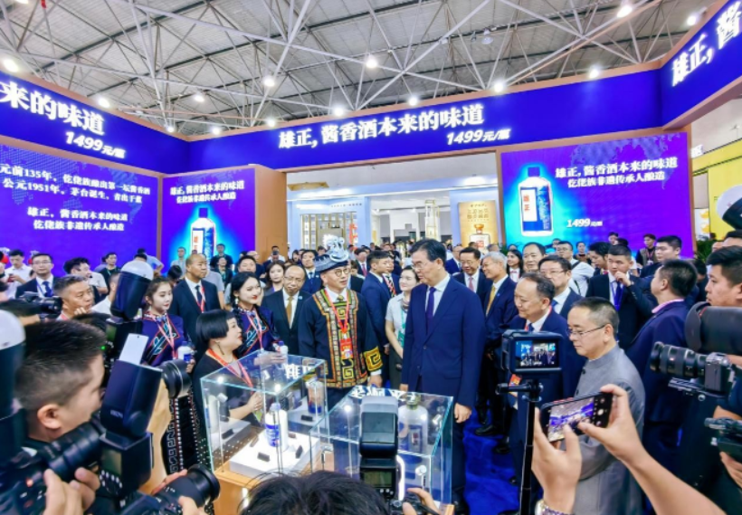 【中国报道网】酒博会期间茅台董事长张德芹视察雄正展厅